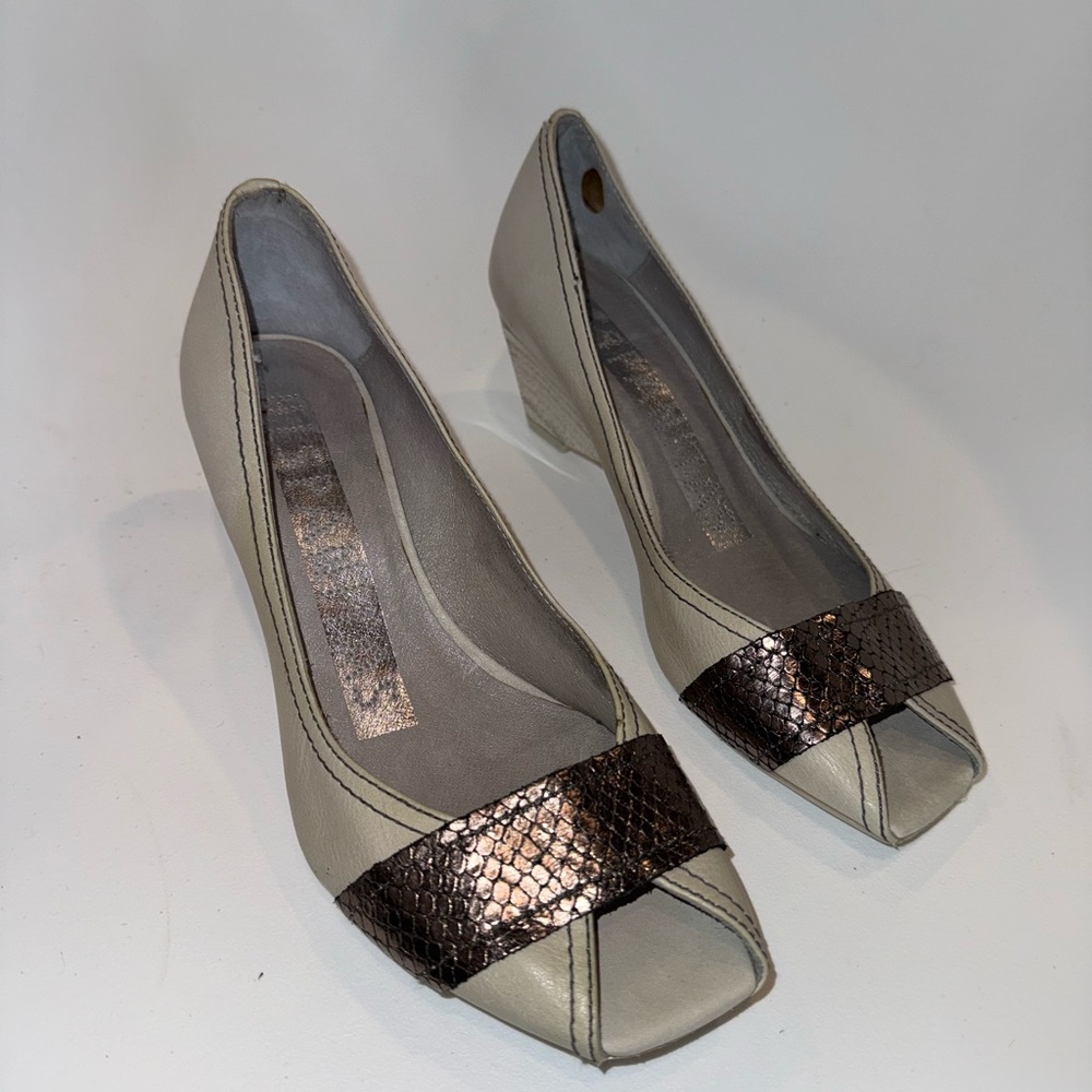Hispanitas. Chic Cream and Brown Wedge Shoes with Comfort